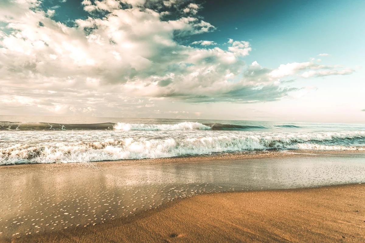 peekholidays-sea wave crash shore